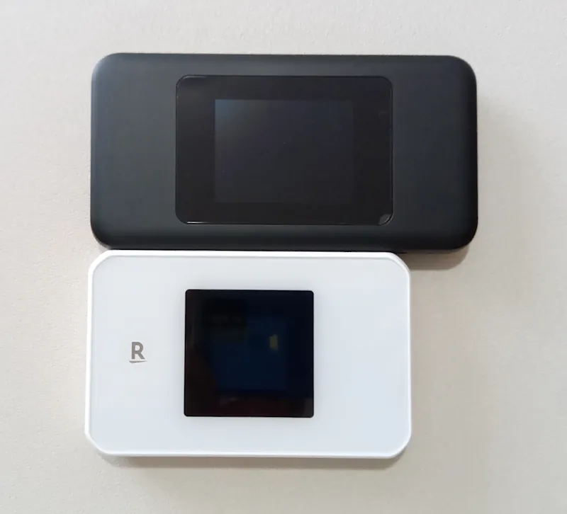 Speed Wi-Fi DOCK 5G 01とRakuten WiFi Pocket 5Gの横幅の違い