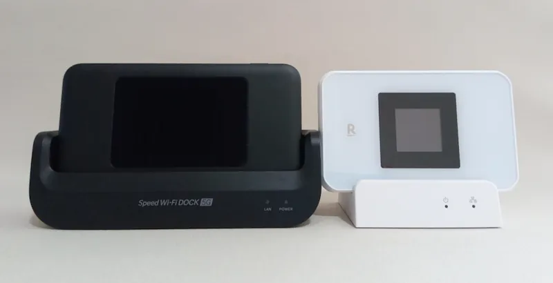 Speed Wi-Fi DOCK 5G 01のドックとRakuten WiFi Pocket 5Gのクレードル 横幅の違い