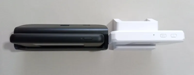 Speed Wi-Fi DOCK 5G 01のドックとRakuten WiFi Pocket 5Gのクレードル 奥行の違い