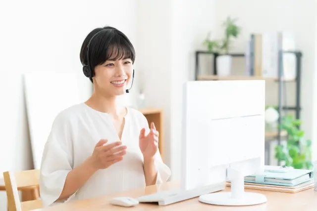 家でリモートワークのWEB会議をしているシーン