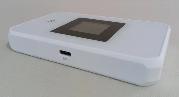 Rakuten WiFi Pocket 5G　本体　USBポート