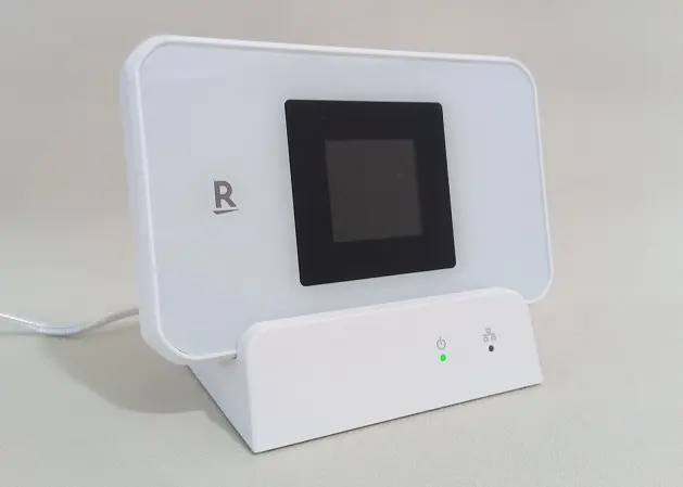 Rakuten WiFi Pocket 5G　本体をクレードルに置いて充電中